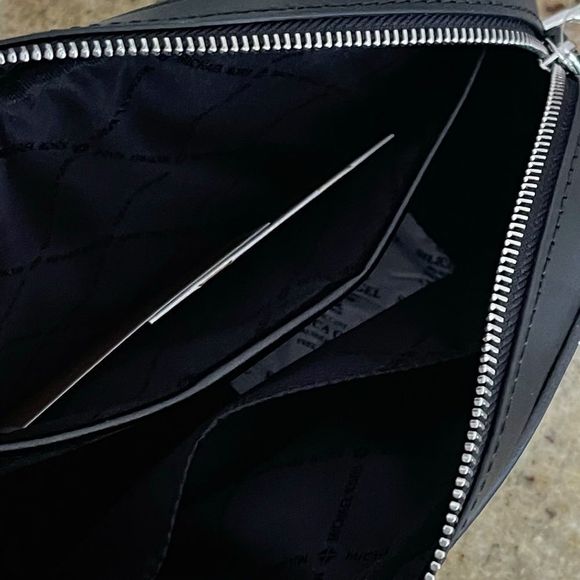 New mk jet set EW crossbody chain 😍 - Picture 11 of 11